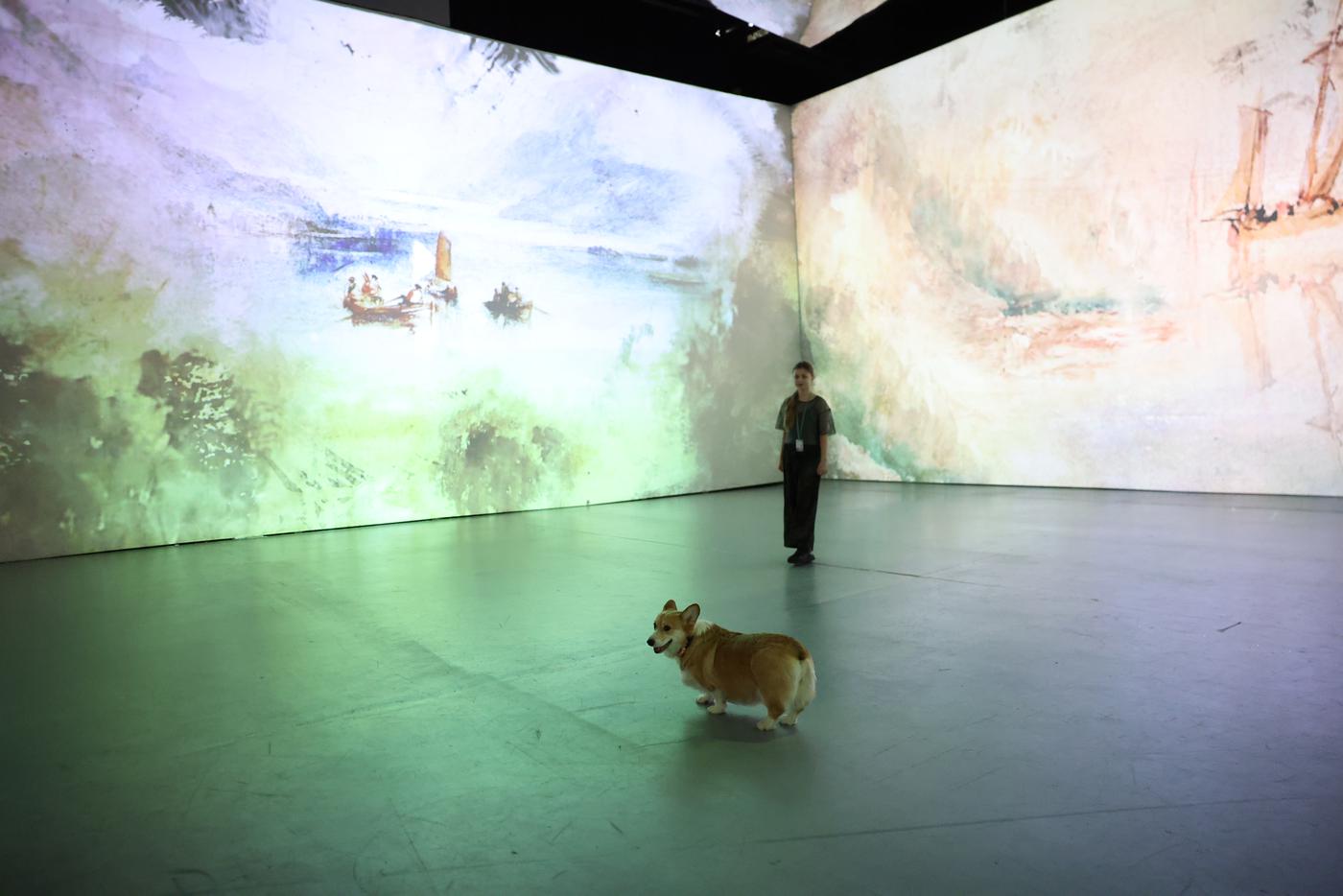 Самая смелая булочка первая вбежала в тёмный зал.