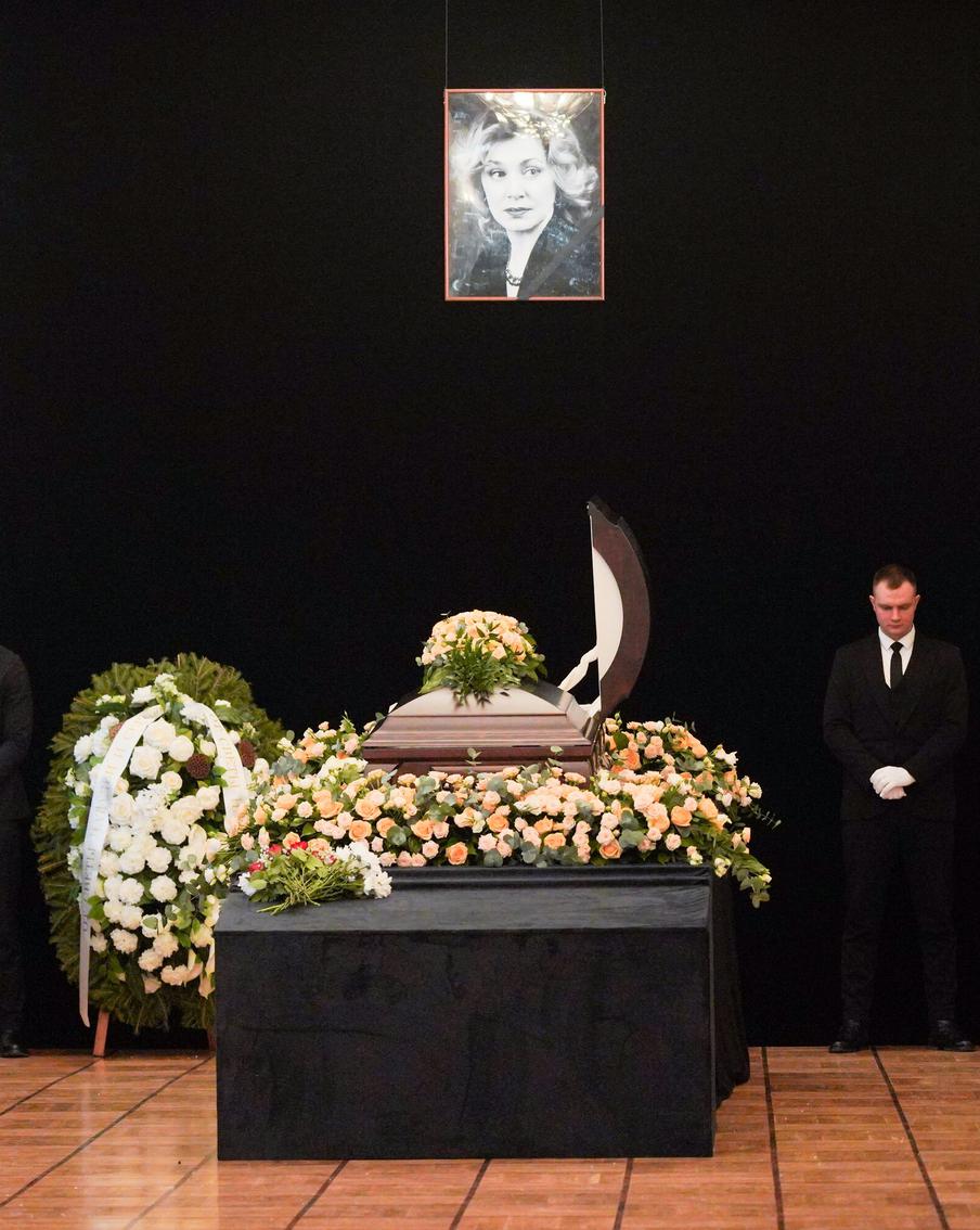 "Прощай, Чапа!": Рутберг расплакалась у гроба Чиповской