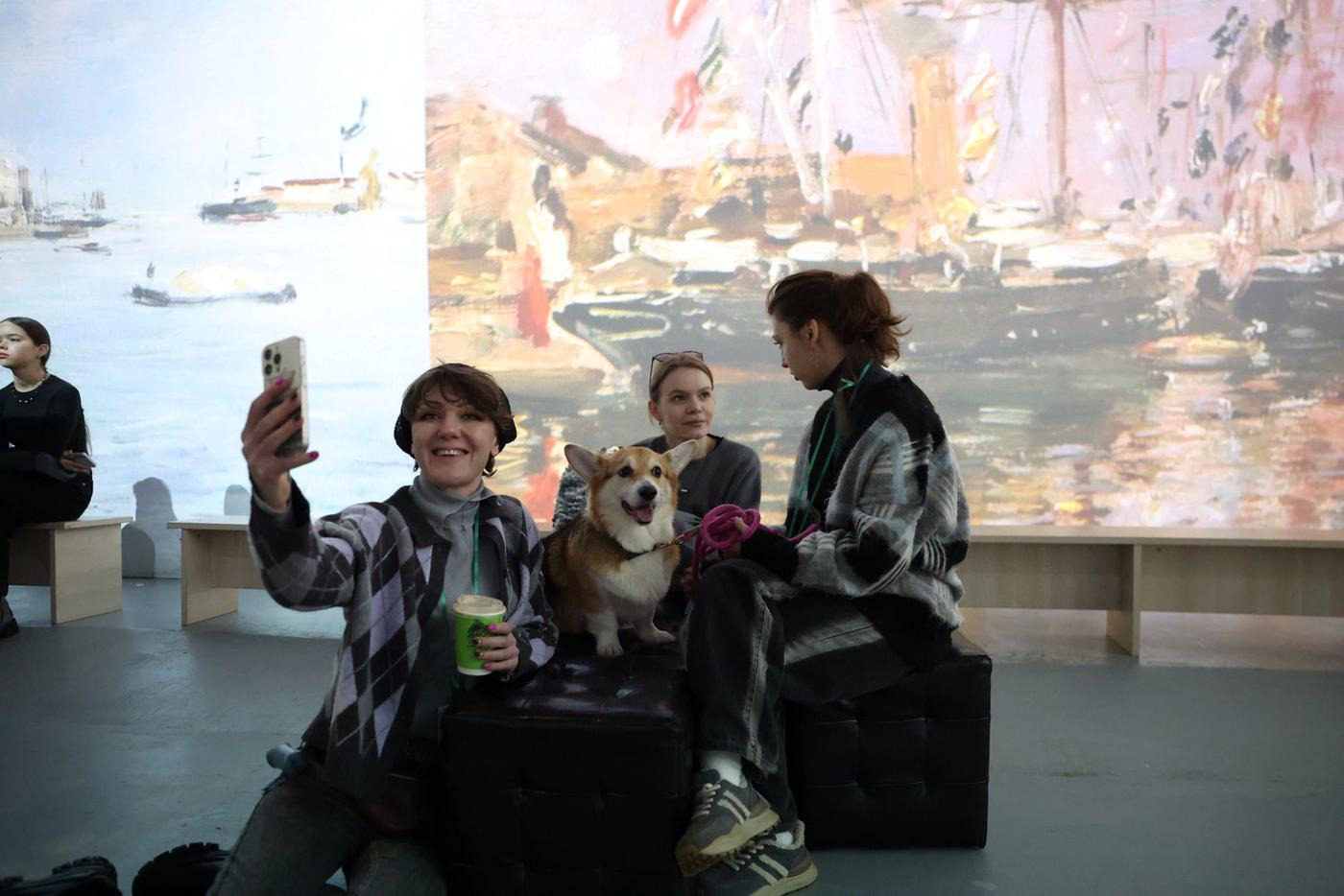 Первое погружение в классическое искусство прошло безболезненно – только посмотрите на эту счастливую мордашку.