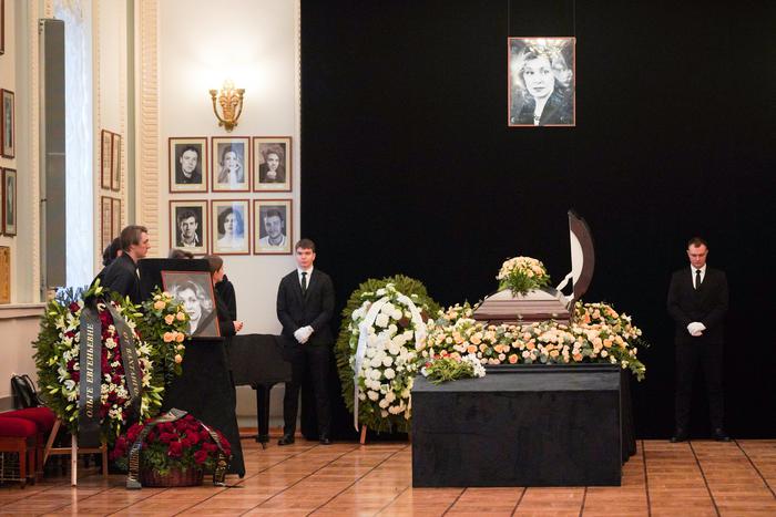 "Прощай, Чапа!": Рутберг расплакалась у гроба Чиповской