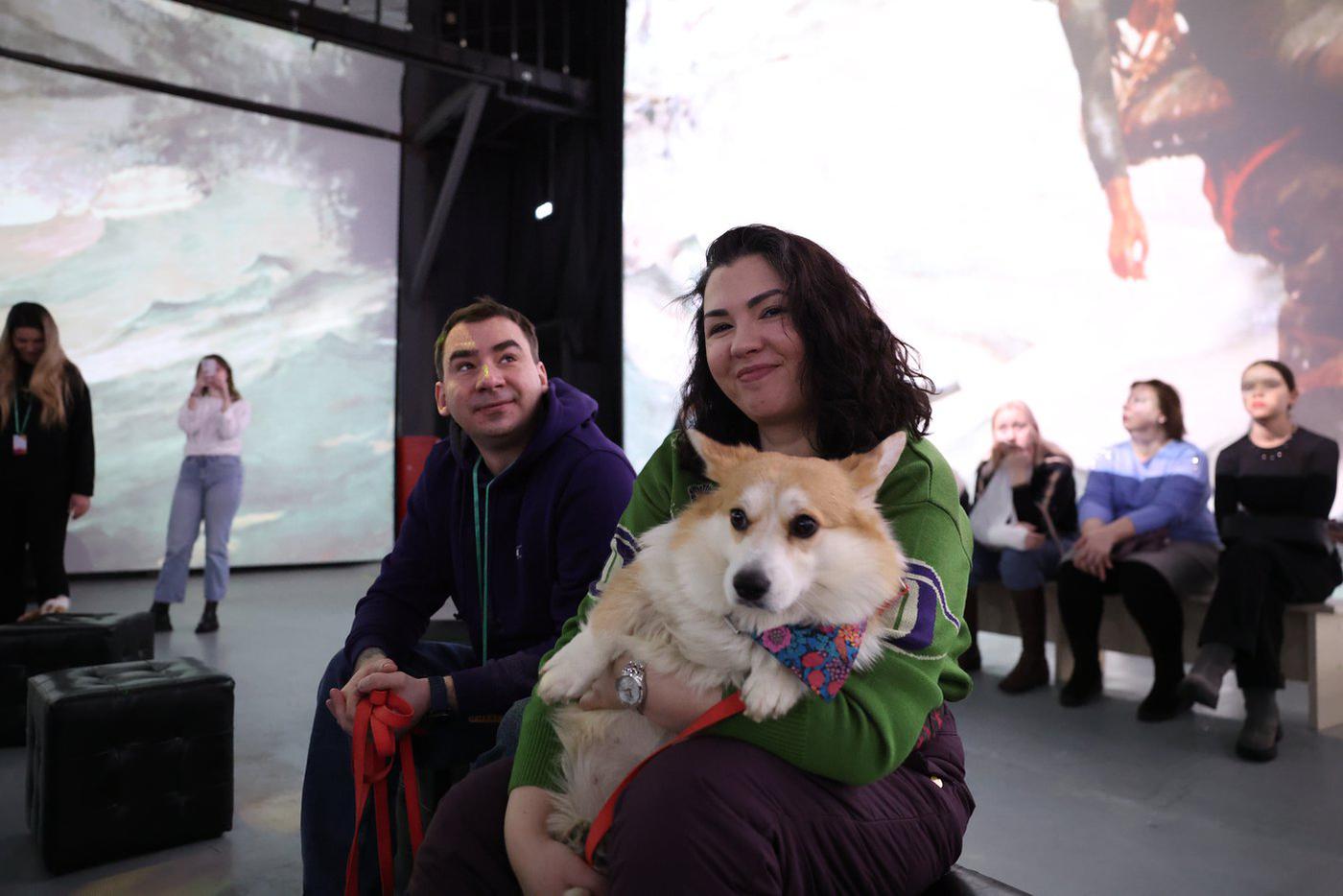 Когда всё вокруг движется, мерцает и шумит, у мамы на ручках спокойнее всего.