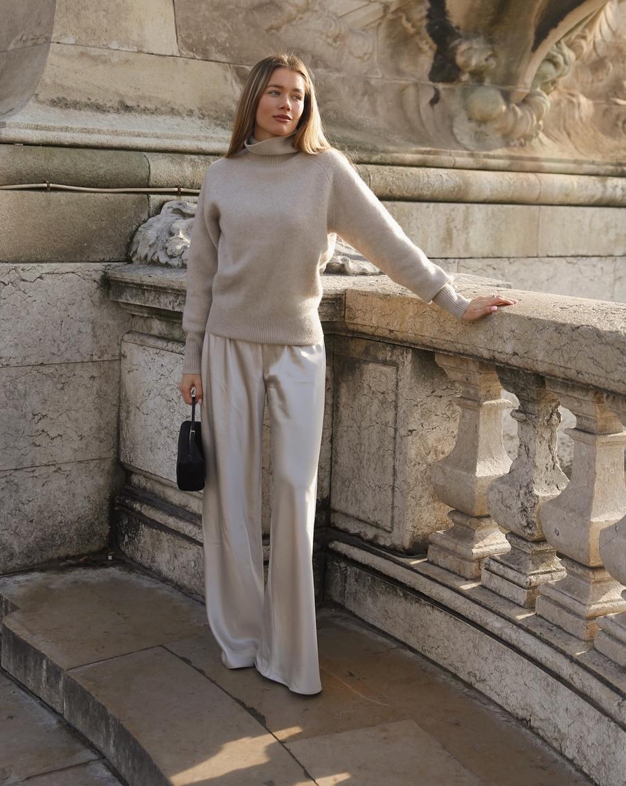 Откажитесь от оверсайза в пользу полуприлегающего кроя.