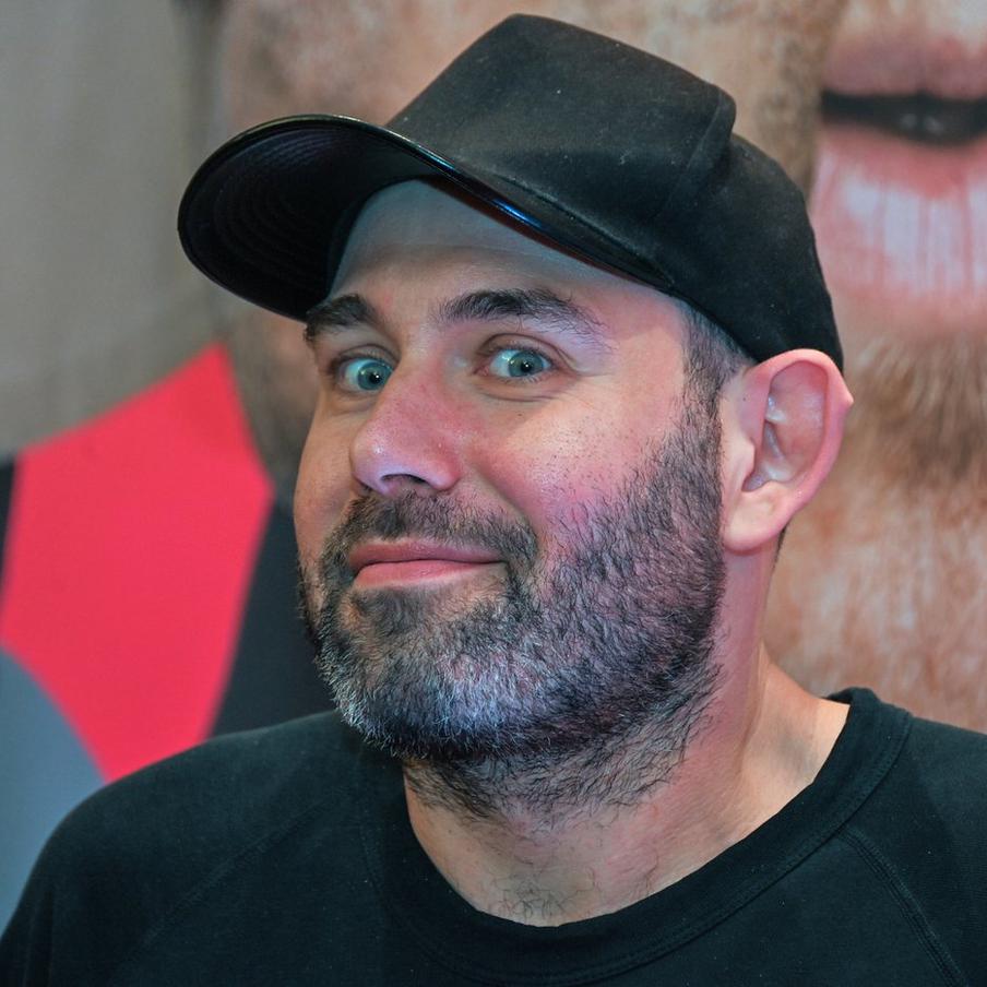 Прокуратура потребовала завести дело против Семёна Слепакова. Прокуратура Москвы направила в Следственный комитет материалы проверки в отношении гражданина Семёна Слепакова, признанного Министерством юстиции иностранным агентом. В этом документе содержится просьба возбудить уголовное дело. Основанием для такого решения послужило неоднократное нарушение Слепаковым порядка деятельности иностранного агента