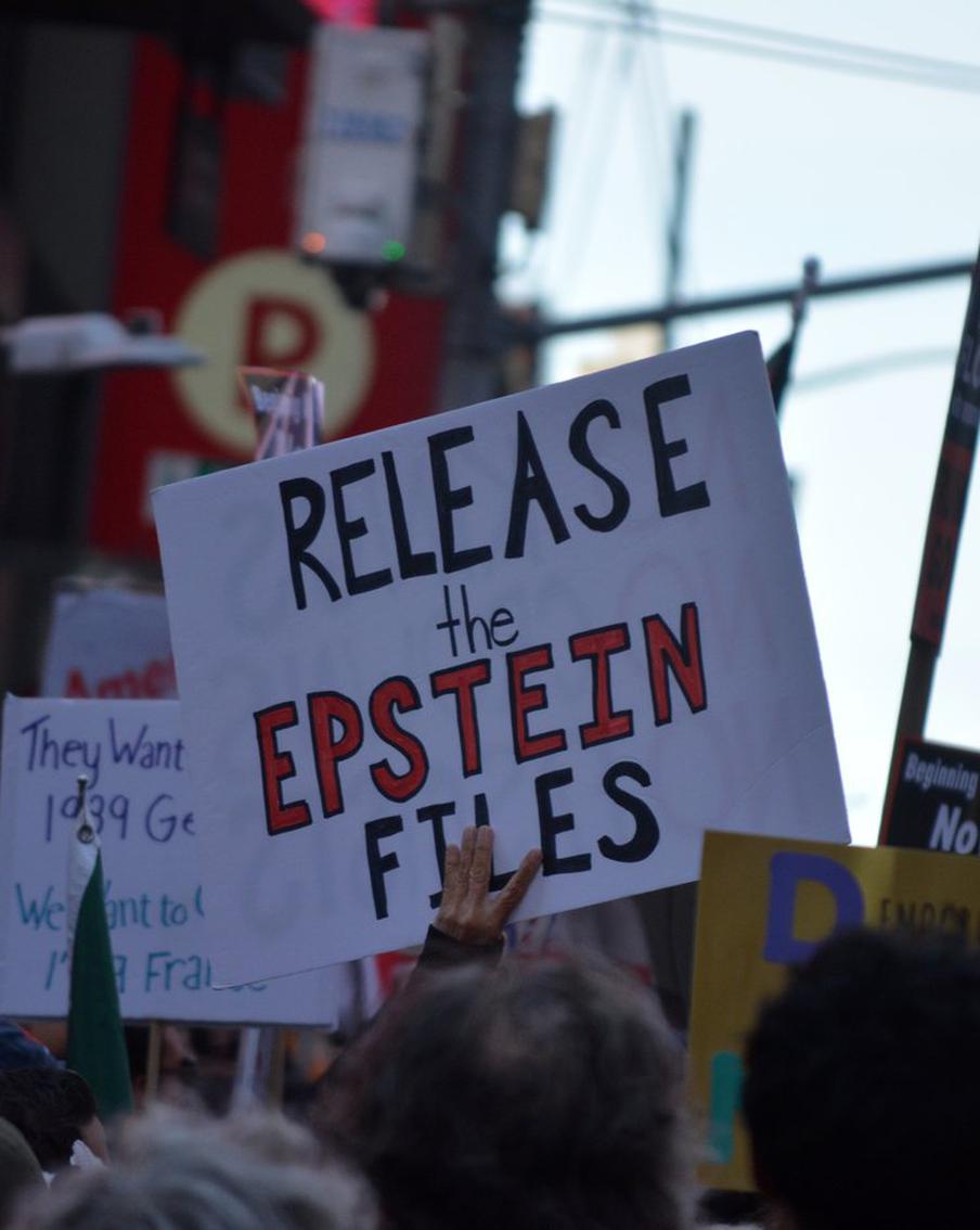 В файлах Эпштейна нашли документ о его смерти за день до обнаружения тела. В недавно опубликованных материалах Министерства юстиции США по делу Джеффри Эпштейна обнаружили некоторые несоответствия в хронологии событий, предшествовавших его кончине. Черновик федерального заявления о смерти Эпштейна, датированный 9 августа 2019 года, был составлен за день до официального объявления о его кончине