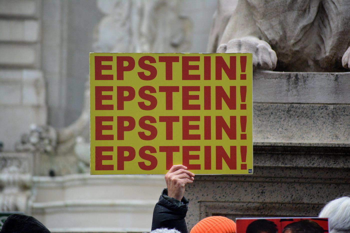 В файлах Эпштейна нашли заказ о доставке на остров 1250 л серной кислоты