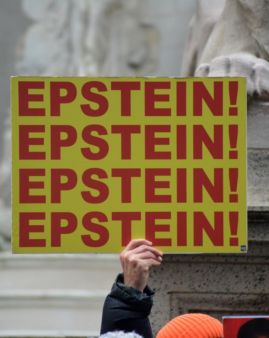 В файлах Эпштейна нашли заказ о доставке на остров 1250 л серной кислоты. По информации британского издания International Business Times, в 2018 году американский инвестиционный банкир Джеффри Эпштейн приобрёл шесть бочек серной кислоты промышленного назначения объёмом по 55 галлонов каждая, что в общей сложности составляет 1249 литров. Эти бочки предназначались для доставки на принадлежавший ему остров