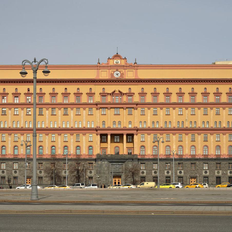 ФСБ сообщила о причастности спецслужб Польши к покушению на генерала Алексеева. Федеральная служба безопасности Российской Федерации (ФСБ) сообщила, что исполнителем покушения на заместителя начальника Главного разведывательного управления (ГРУ) Владимира Алексеева был 66-летний Любомир Корба. По информации ФСБ, Любомир Корба был завербован Службой безопасности Украины в августе 2025 года