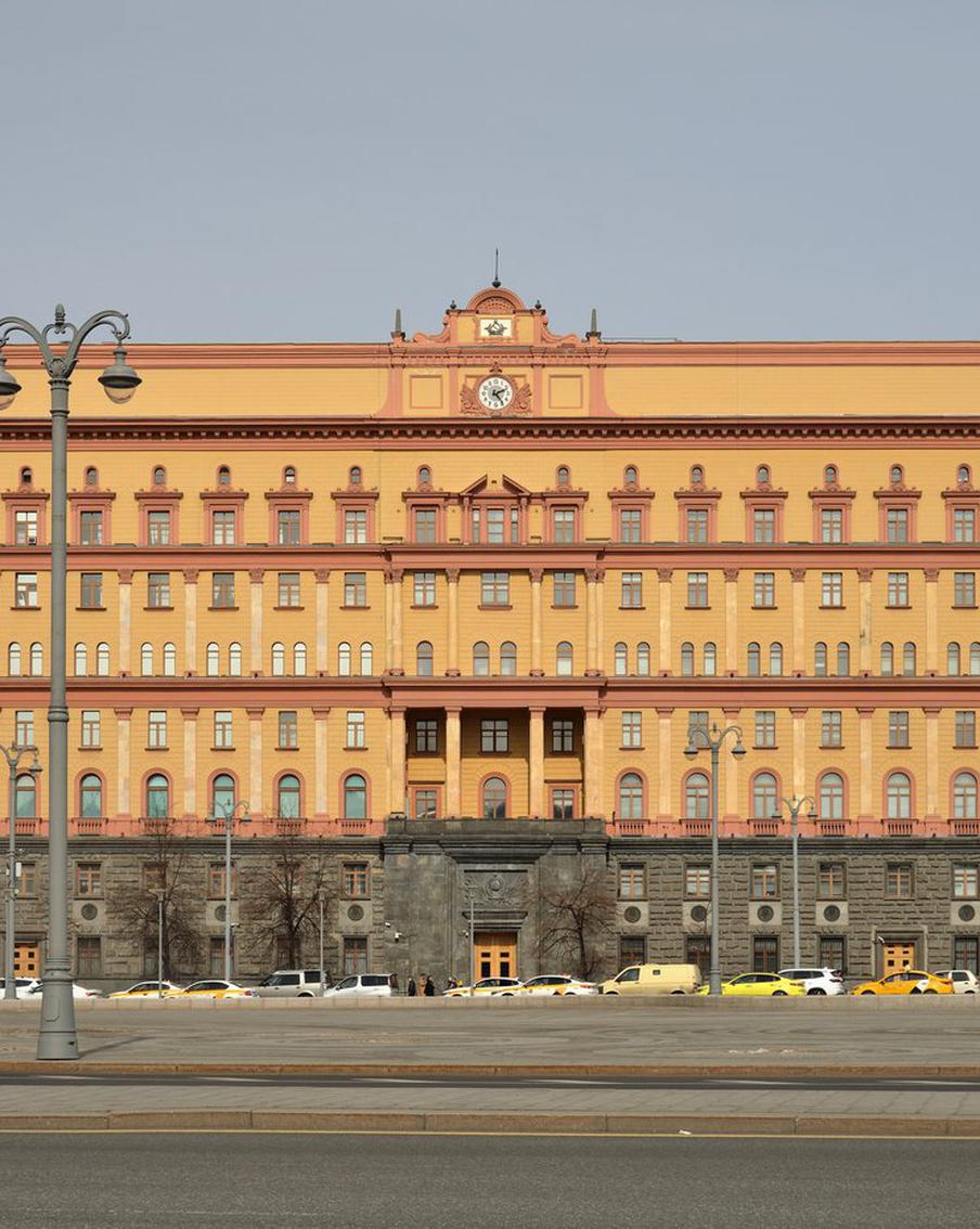 ФСБ сообщила о причастности спецслужб Польши к покушению на генерала Алексеева. Федеральная служба безопасности Российской Федерации (ФСБ) сообщила, что исполнителем покушения на заместителя начальника Главного разведывательного управления (ГРУ) Владимира Алексеева был 66-летний Любомир Корба. По информации ФСБ, Любомир Корба был завербован Службой безопасности Украины в августе 2025 года