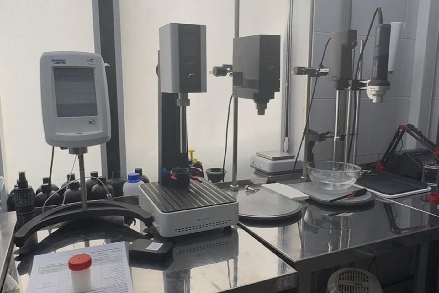 В этой уютной лаборатории изобретаются маски и бальзамы для волос. 