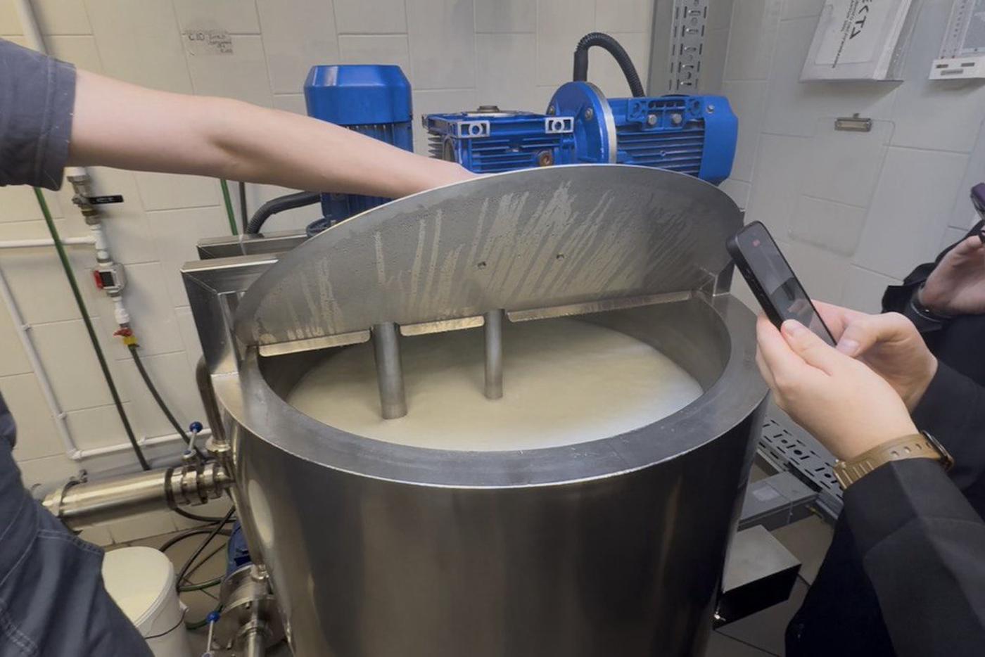 В котле кипит и бурлит будущий шампунь для волос.