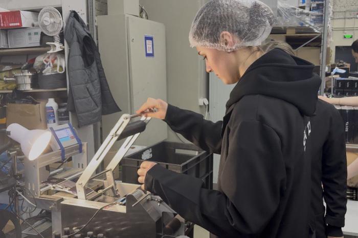 Шампунь варят в больших котлах: как в Москве создаются уходовые средства для волос