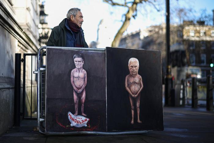 Эпштейн из могилы тянется к премьеру Британии – и может свергнуть его