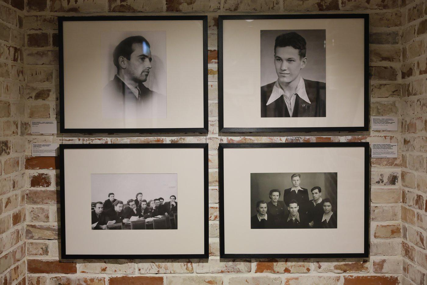 Если Михаила Горбачёва (слева) трудно узнать, то Бориса Ельцина можно идентифицировать по его "фирменному" взгляду — внимательному и немного с прищуром.