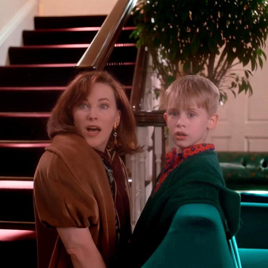 AP назвало причину смерти актрисы из "Один дома" Кэтрин О’Хара. Как сообщает Associated Press, причиной смерти актрисы Кэтрин О'Хара, известной по роли Кейт Маккалистер в серии фильмов "Один дома", стала лёгочная эмболия. Это осложнение стало результатом борьбы актрисы с раком прямой кишки, с которым она столкнулась в прошлом году. Последний раз она проходила осмотр 27 января