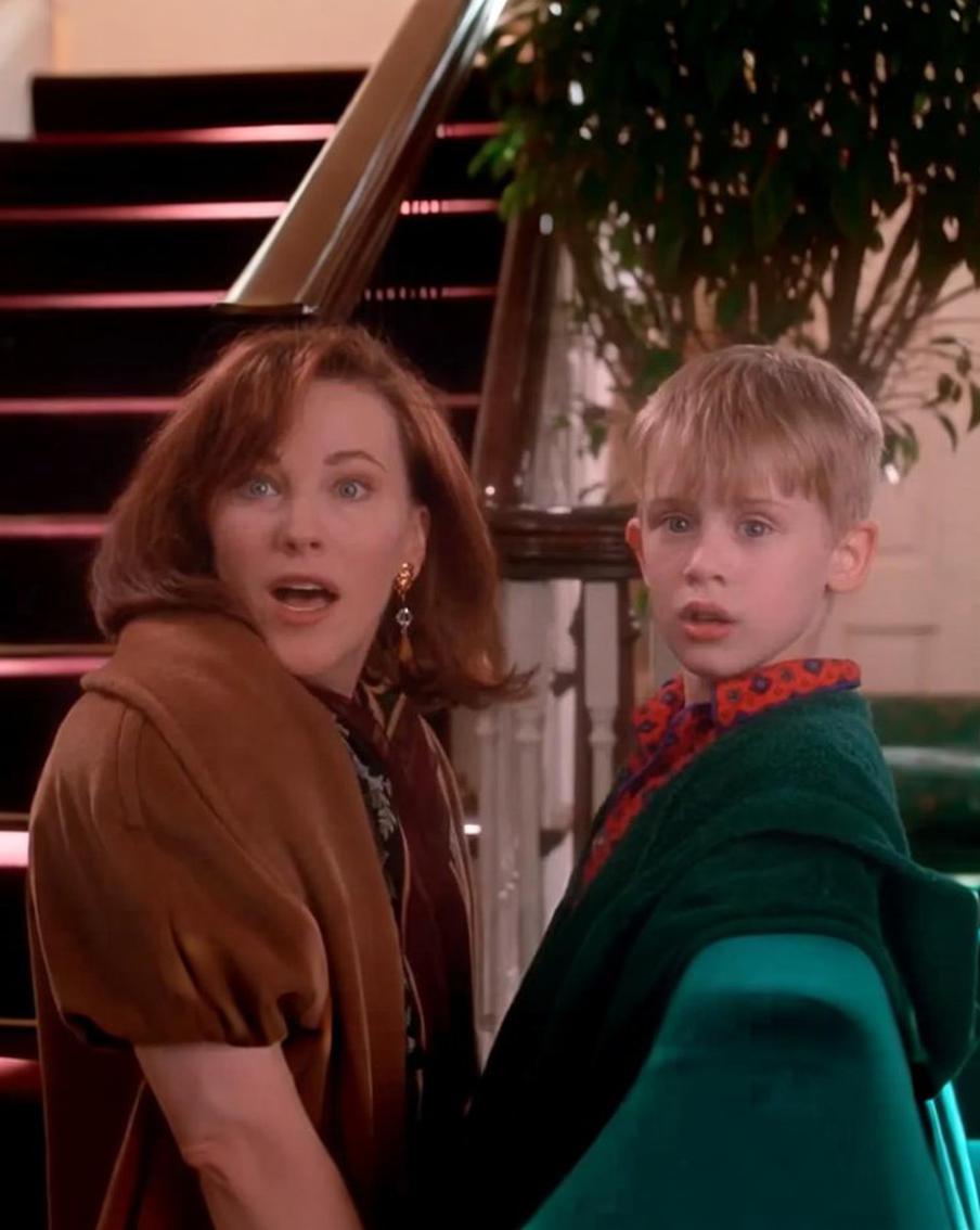 AP назвало причину смерти актрисы из "Один дома" Кэтрин О’Хара. Как сообщает Associated Press, причиной смерти актрисы Кэтрин О'Хара, известной по роли Кейт Маккалистер в серии фильмов "Один дома", стала лёгочная эмболия. Это осложнение стало результатом борьбы актрисы с раком прямой кишки, с которым она столкнулась в прошлом году. Последний раз она проходила осмотр 27 января