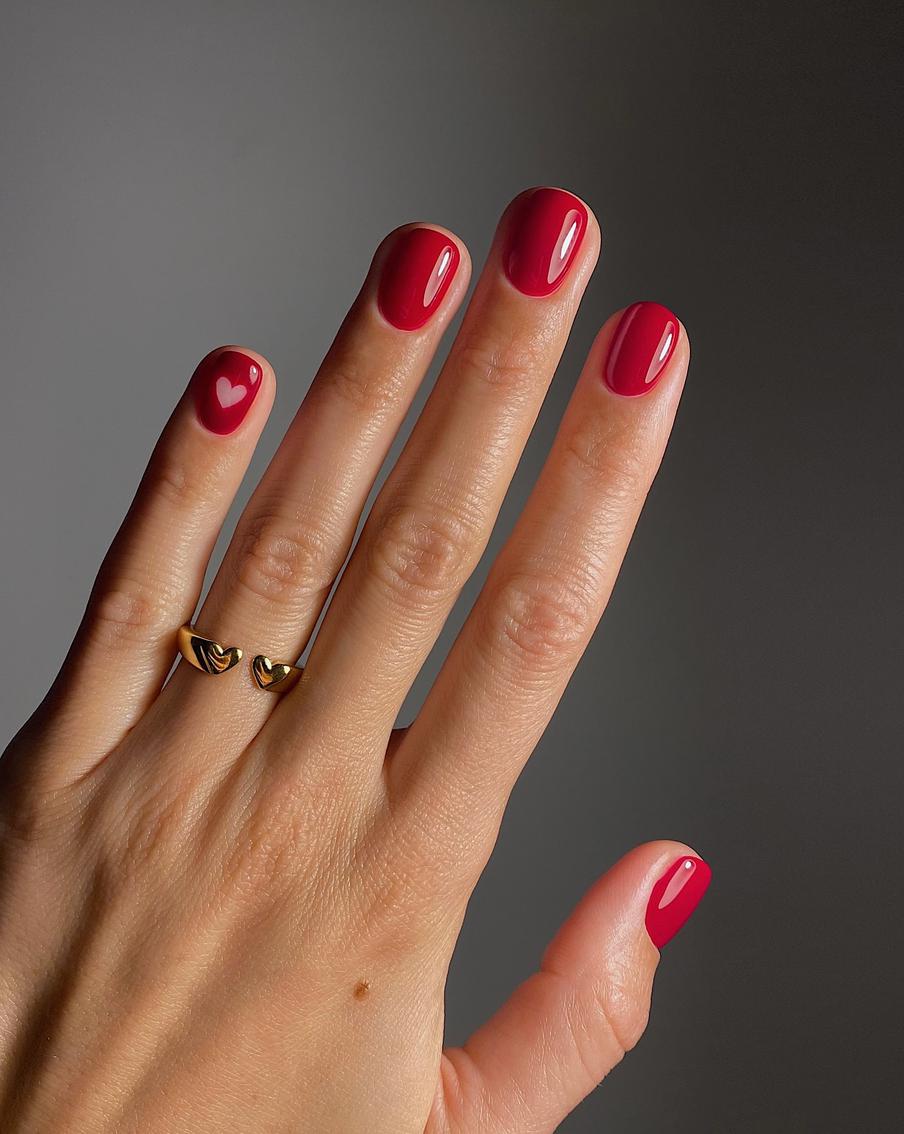 Романтичный маникюр на 14 февраля: топ-3 идей для особенного вечера