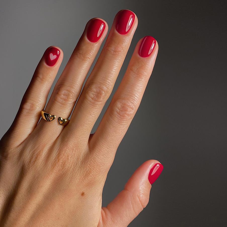 Романтичный маникюр на 14 февраля: топ-3 идей для особенного вечера