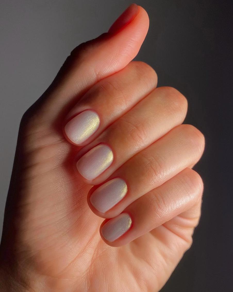 Дизайн ногтей с деликатным перламутровым сиянием.