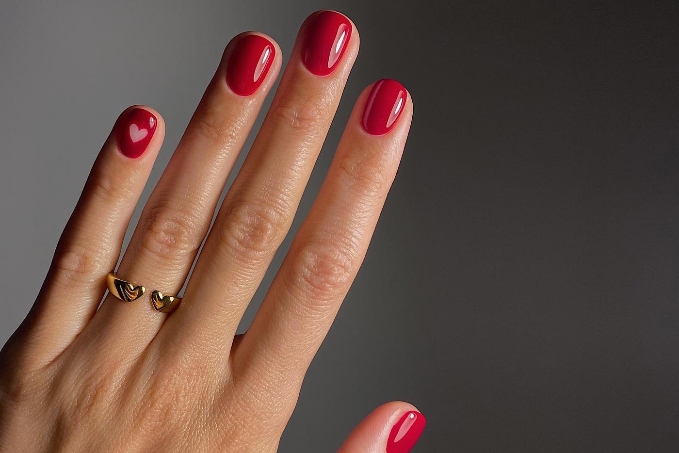 Романтичный маникюр на 14 февраля: топ-3 идей для особенного вечера