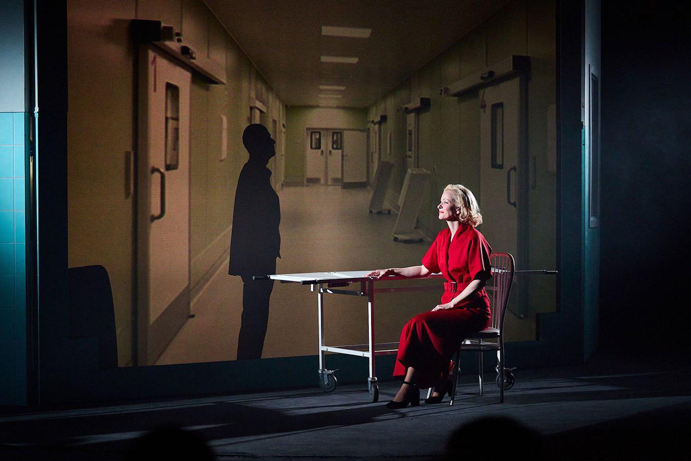 "Маленькие супружеские преступления". Смотрим спектакль в Театре сатиры