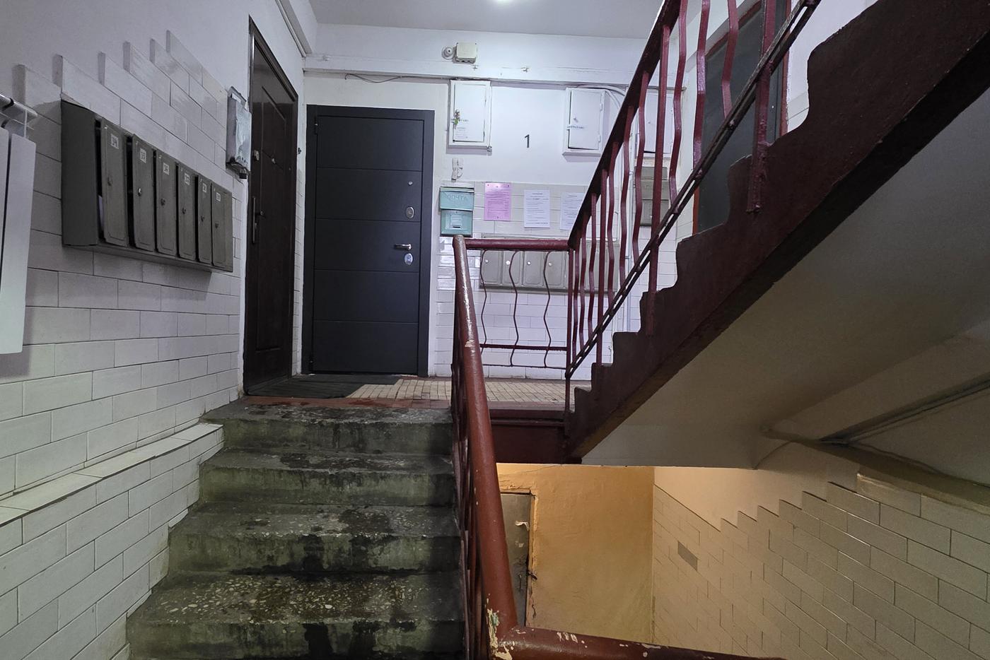 Подъезд в доме, где теперь зарегистрирована Лариса Долина.