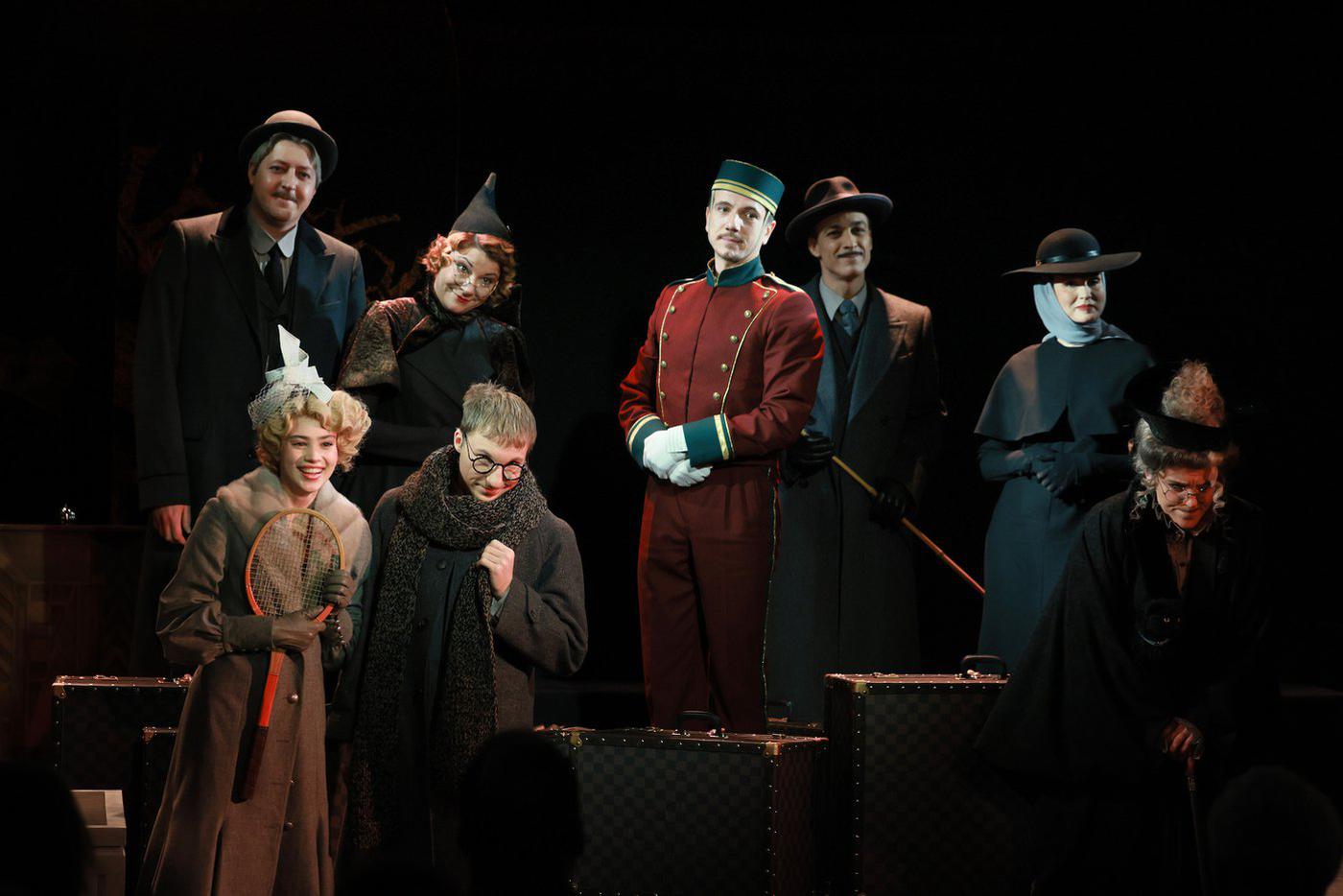 В отель съезжаются богатые постояльцы.