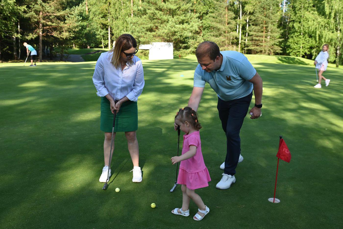 Ирина Слуцкая с семьей участвует в турнире по гольфу фестиваля интеллектуальных видов спорта "Сильные фигуры".