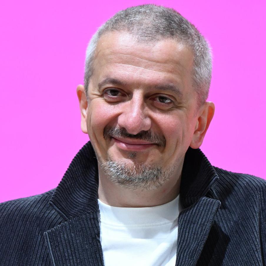 В Госдуме поддержали уход Богомолова из Школы-студии МХАТ. Первый зампред комитета по культуре Александр Шолохов считает обращение режиссёра к министру культуры с просьбой освободить его от должности честным шагом на фоне напряжённости в коллективе