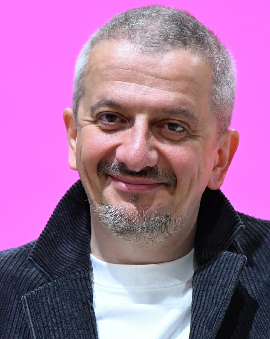 В Госдуме поддержали уход Богомолова из Школы-студии МХАТ. Первый зампред комитета по культуре Александр Шолохов считает обращение режиссёра к министру культуры с просьбой освободить его от должности честным шагом на фоне напряжённости в коллективе