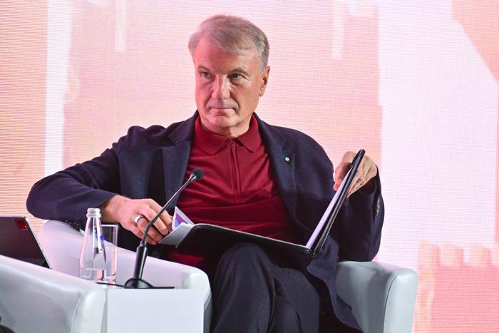 Греф высказался о зарплатах чиновников