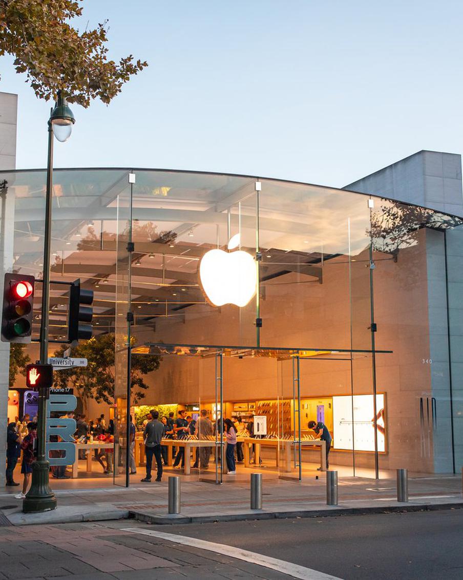 Apple оформила новый бренд в России – что скрывается за DockKit. Американская корпорация подала заявку ещё летом 2025 года, а в феврале 2026-го Роспатент одобрил регистрацию. Под новым именем компания планирует продвигать инструменты для разработчиков