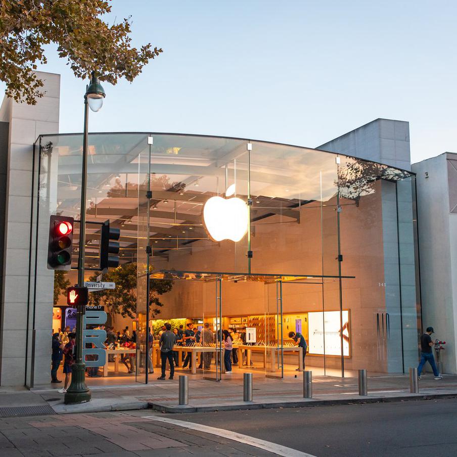 Apple оформила новый бренд в России – что скрывается за DockKit. Американская корпорация подала заявку ещё летом 2025 года, а в феврале 2026-го Роспатент одобрил регистрацию. Под новым именем компания планирует продвигать инструменты для разработчиков