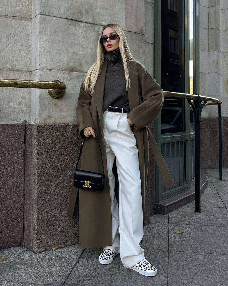 Такое пальто легко сочетать как с элегантными каблуками, так и с расслабленными кроссовками.