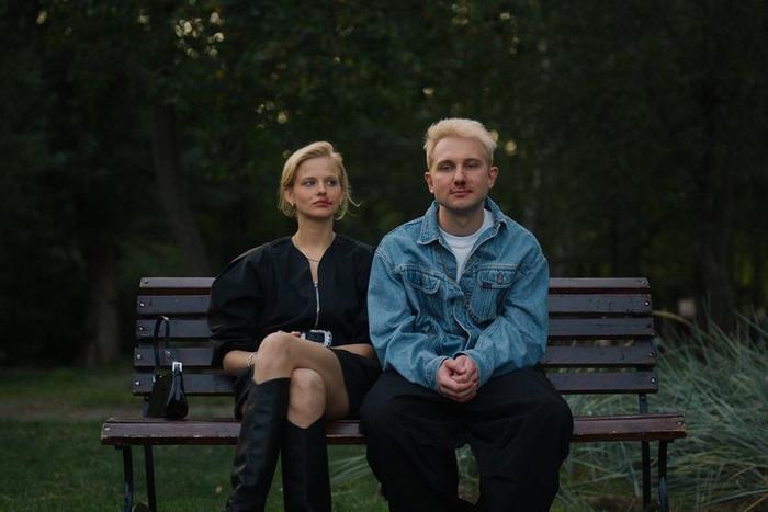 Что общего у Саши Бортич с самкой гиены? На экраны выходит ромком "Счастлив, когда ты нет"