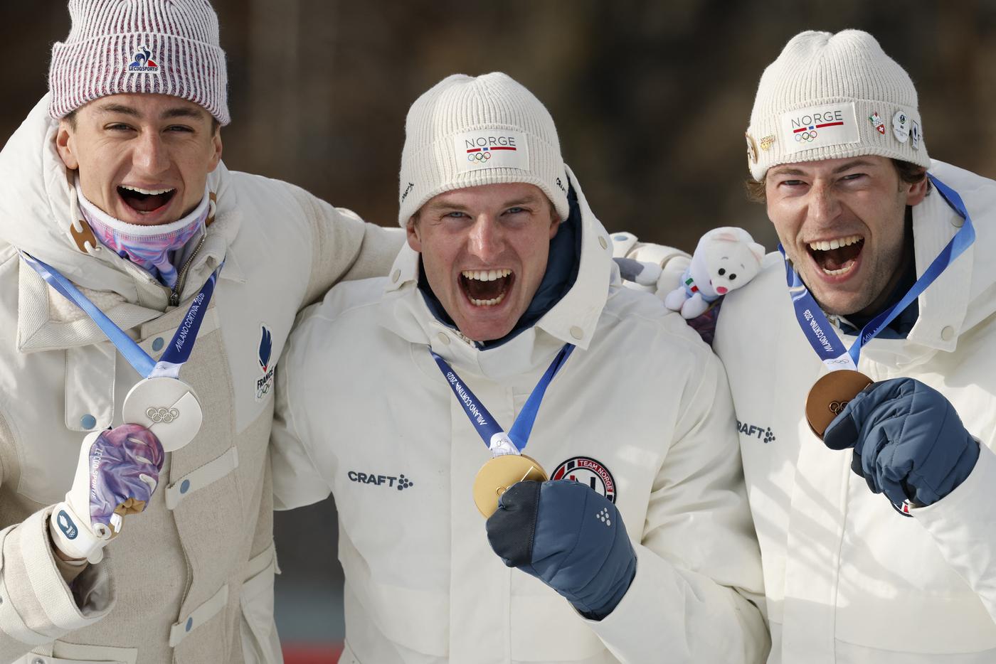 Серебро взял француз Эрик Перро, золото – норвежец Йохан-Олав Ботн. Но обсуждают исключительно измену бронзового призёра Стурлы Легрейды. Кстати, на фотографии он не выглядит человеком, который о чём-то сильно сожалеет