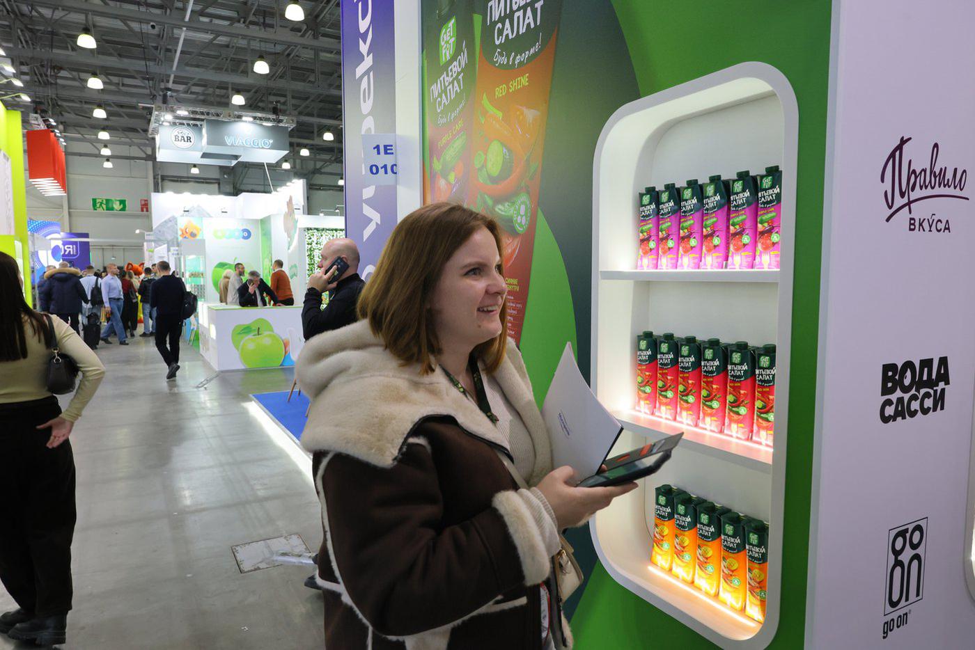 Стандартная реакция на питьевые салаты: с таким удивлённым лицом к стенду подходили все желающие попробовать ПП-новинку.