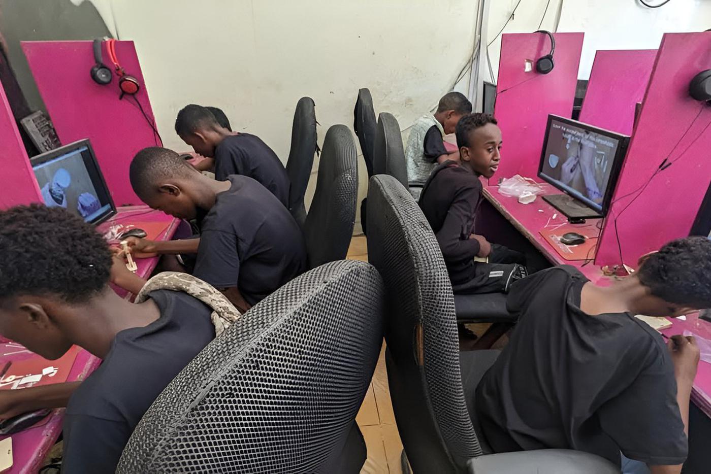 Игроки в интернет-кафе