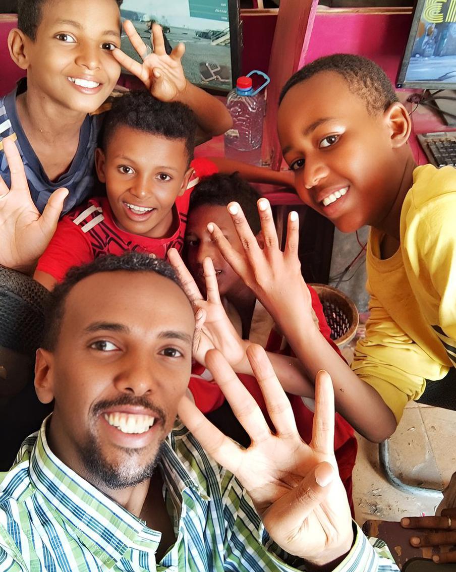 Мохамед и посетители его кафе