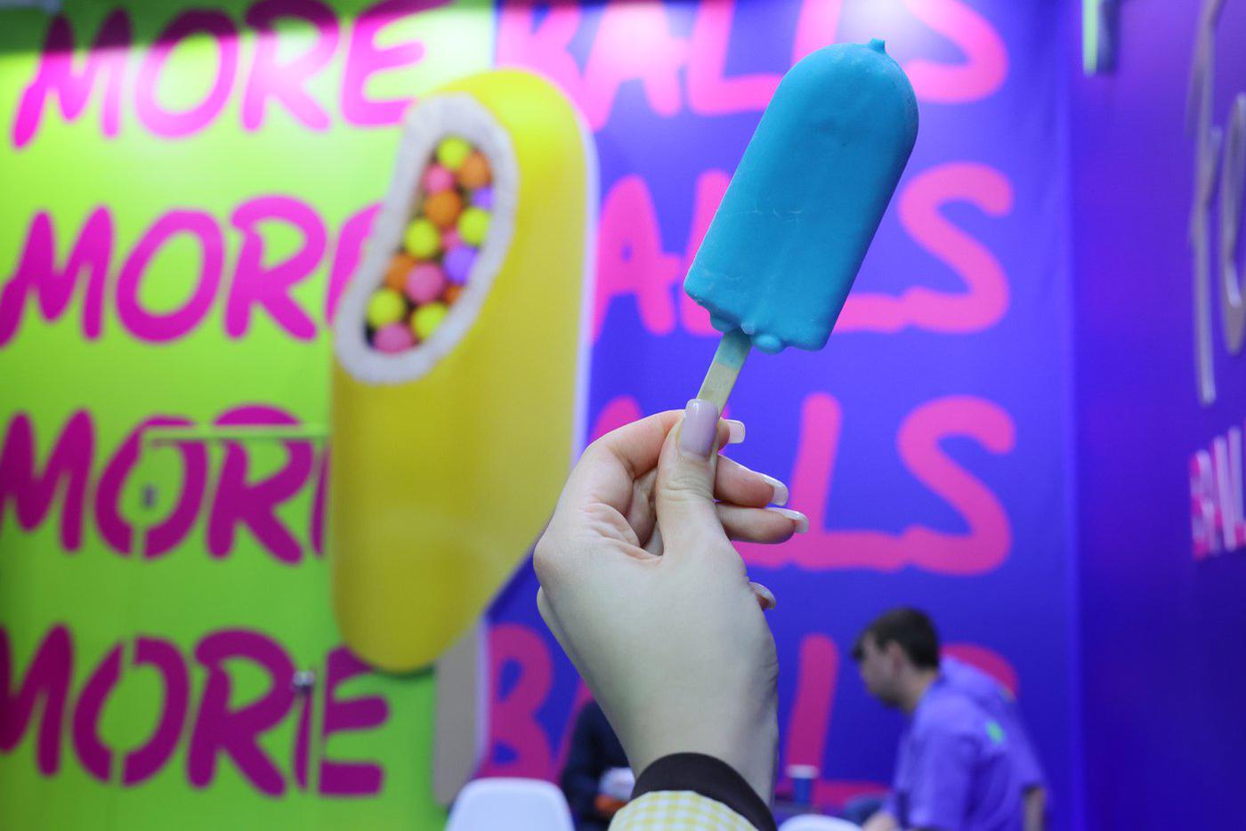 Репортёр Metro одной из первых попробовала новинку от самого обсуждаемого бренда мороженого – теперь оно не с шариками, а с попкорном внутри.