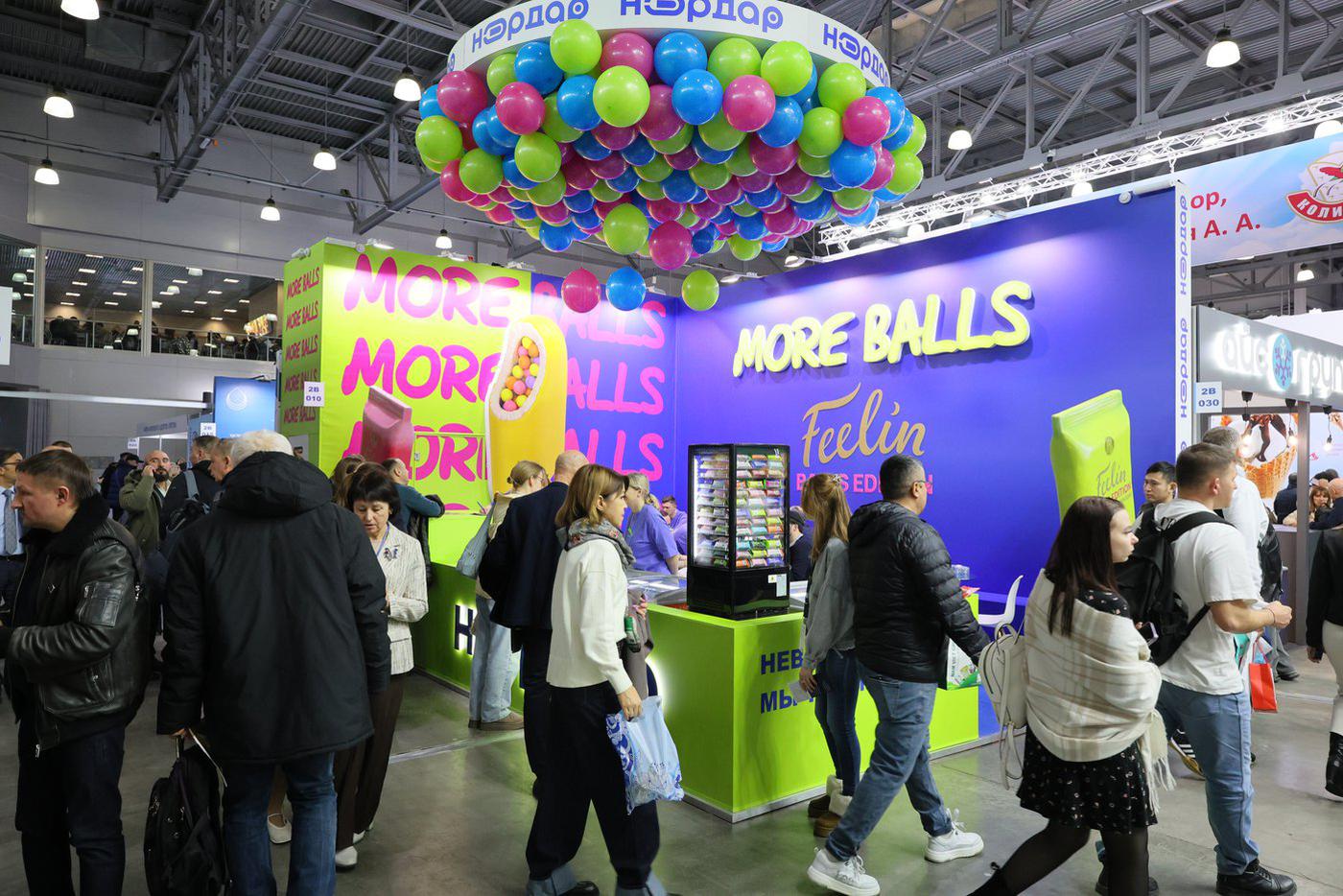 Один из самых ярких стендов на выставке соорудила компания "того самого" мороженого с рисовыми шариками.