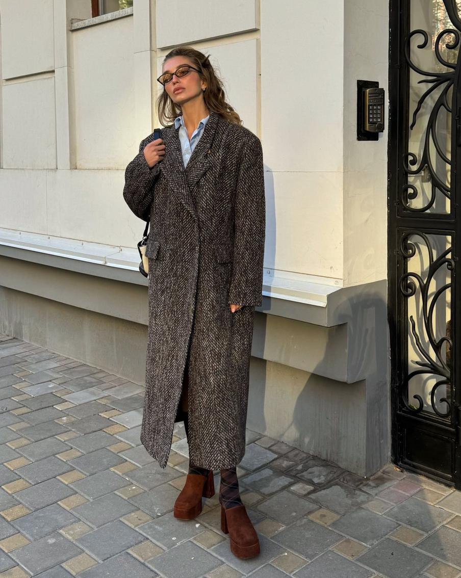 При надлежащем качестве такое пальто прослужит вам с десяток лет и при этом не выйдет из моды.