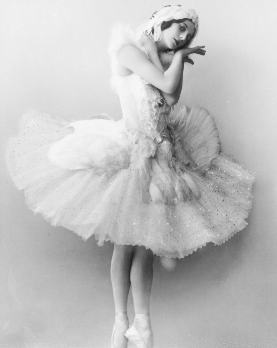 Анна Павлова в миниатюре "Умирающий лебедь", поставленной для неё Михаилом Фокиным. Берлин, 1908 год.