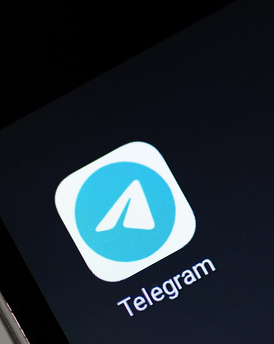 Замедление Telegram поставило под угрозу релизы мобильных приложений. Разработчики заявили, что из-за замедления мессенджера нарушаются тестирование, уведомления и выпуск обновлений. Telegram стал ключевым инструментом после ухода сервисов Google и Microsoft
