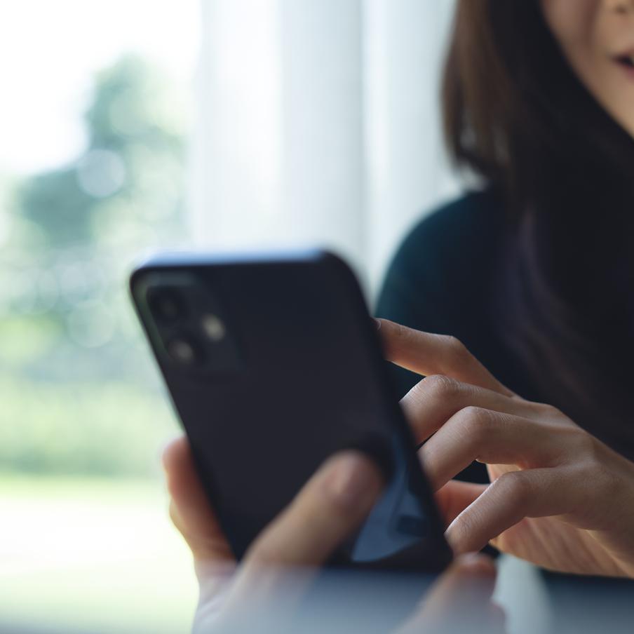 Аферисты превращают смартфоны россиян в свои карты через NFC. Злоумышленники используют бесконтактную оплату и токенизированные карты, убеждая жертв установить приложение и внести наличные через банкомат. Эксперты предупреждают – схема действует уже более года