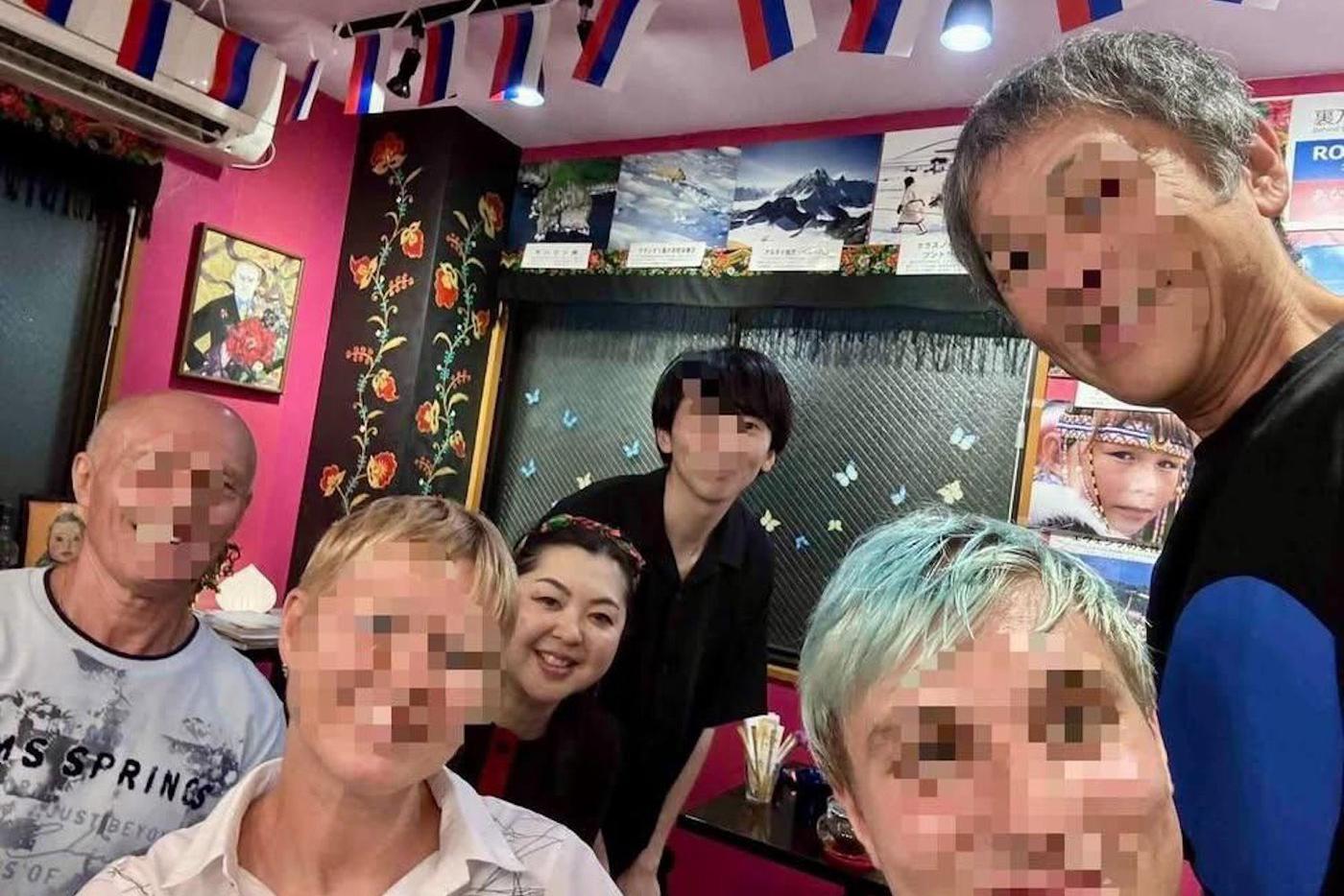 Маика с посетителями кафе.