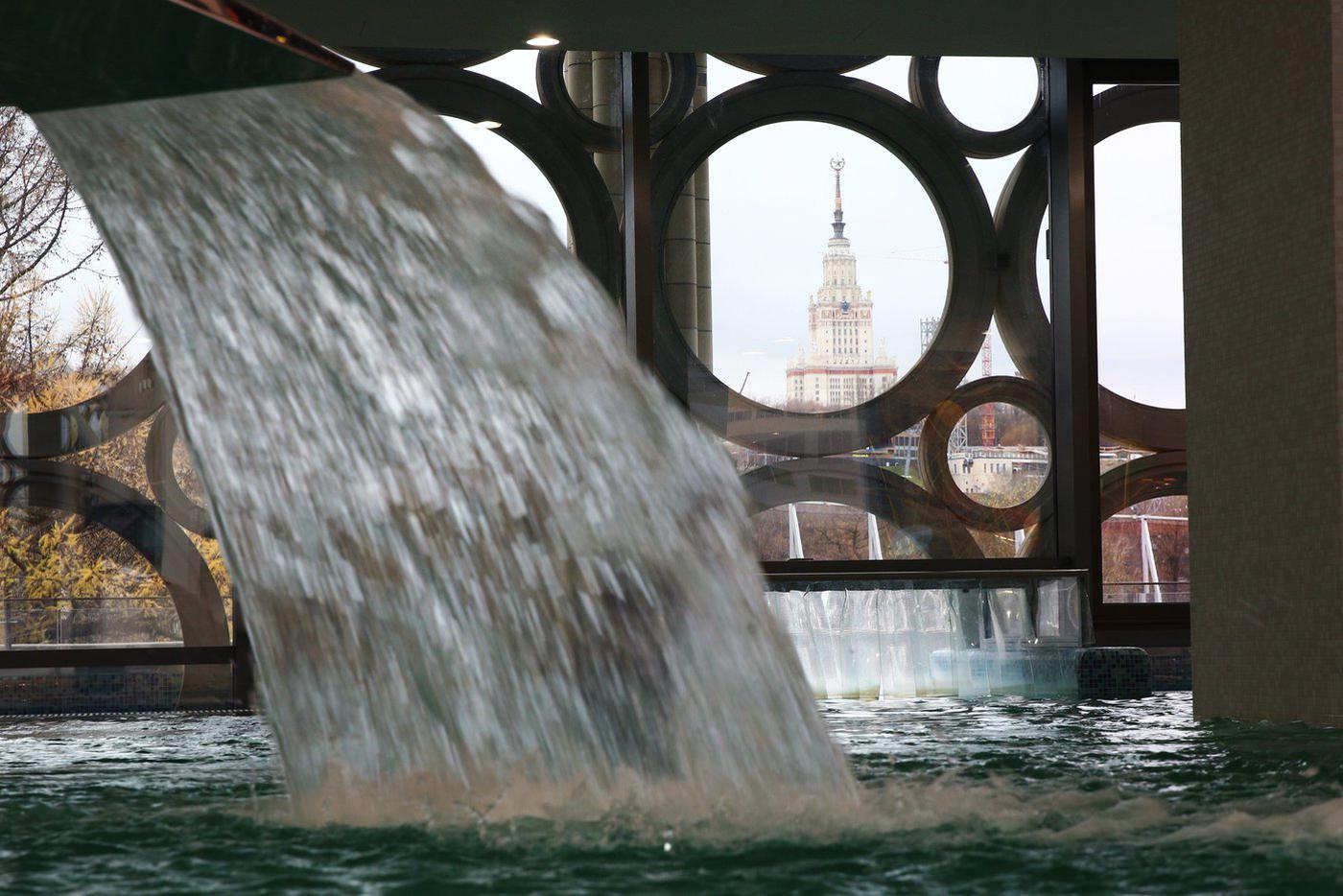 В "Лужниках" плавают с видом на главное здание МГУ.