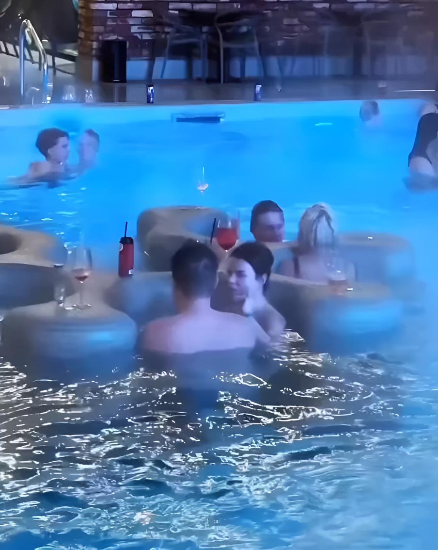 Взять напиток тут можно не выходя из бассейна.