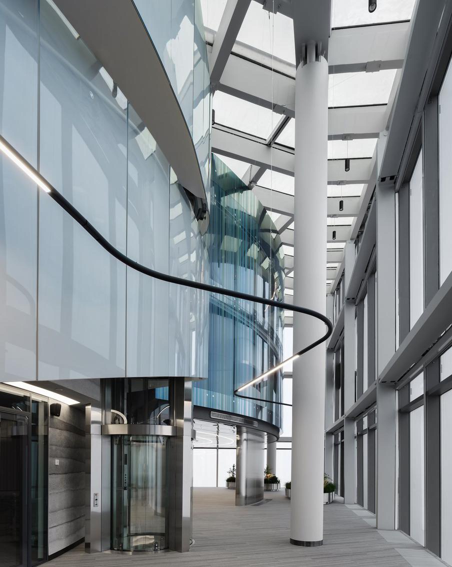 С виду модерновый офис западной компании, но только это всё в Москве и на высоте 375 метров.