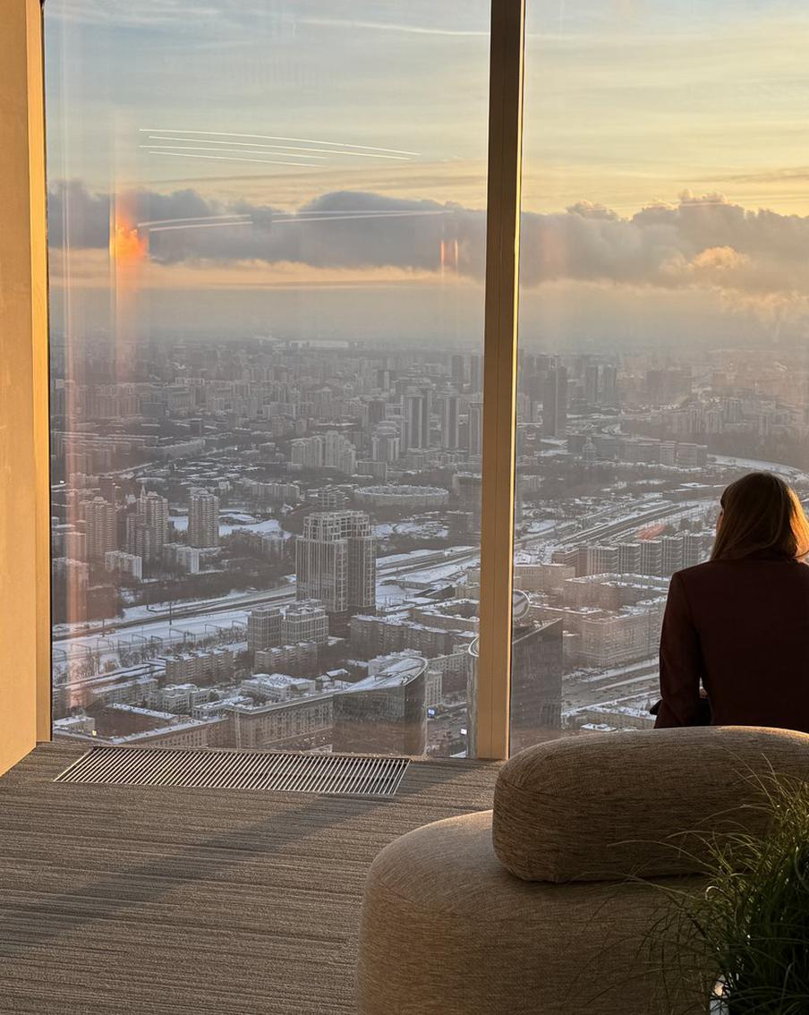 Офис на высоте, куда не долетают птицы, выставили на продажу в Москве. Кто его купит?