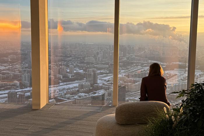 Офис на высоте, куда не долетают птицы, выставили на продажу в Москве. Кто его купит?